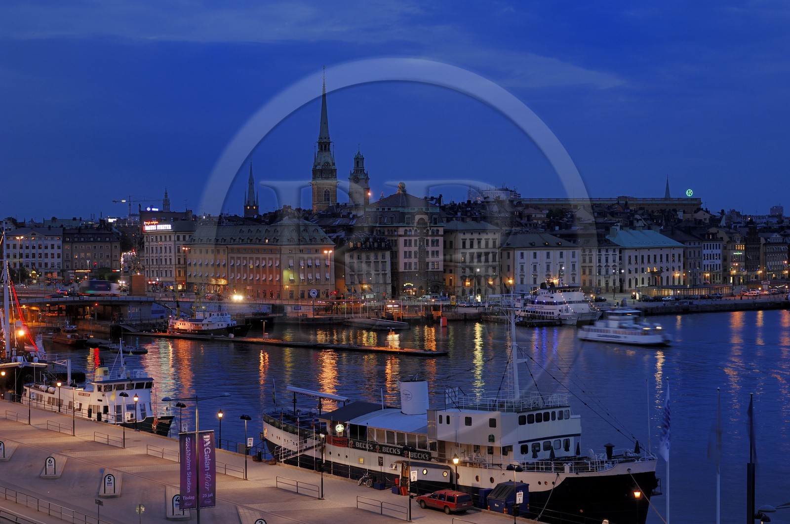 Suède, Stockholm, île de Gamla Stan (vieille ville) et les quais de Stadsgarden de nuit