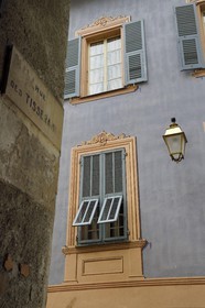 France, Alpes-Maritimes (06), vallée de la Bévéra, Sospel, décor post-baroque de facades d'immeubles dans la carriera Longua devenue rue de la République
