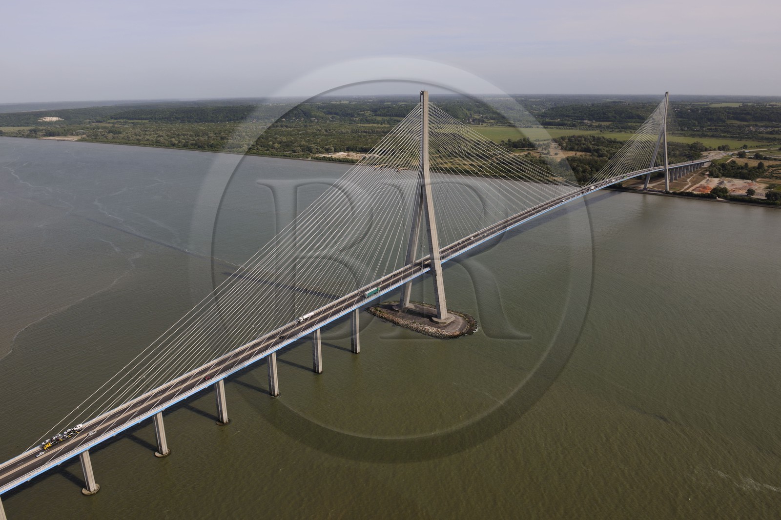 France, entre Calvados (14) et Seine-Maritime (76), le Pont de Normandie enjambe la Seine pour relier les villes de Honfleur et du Havre (vue aérienne)
