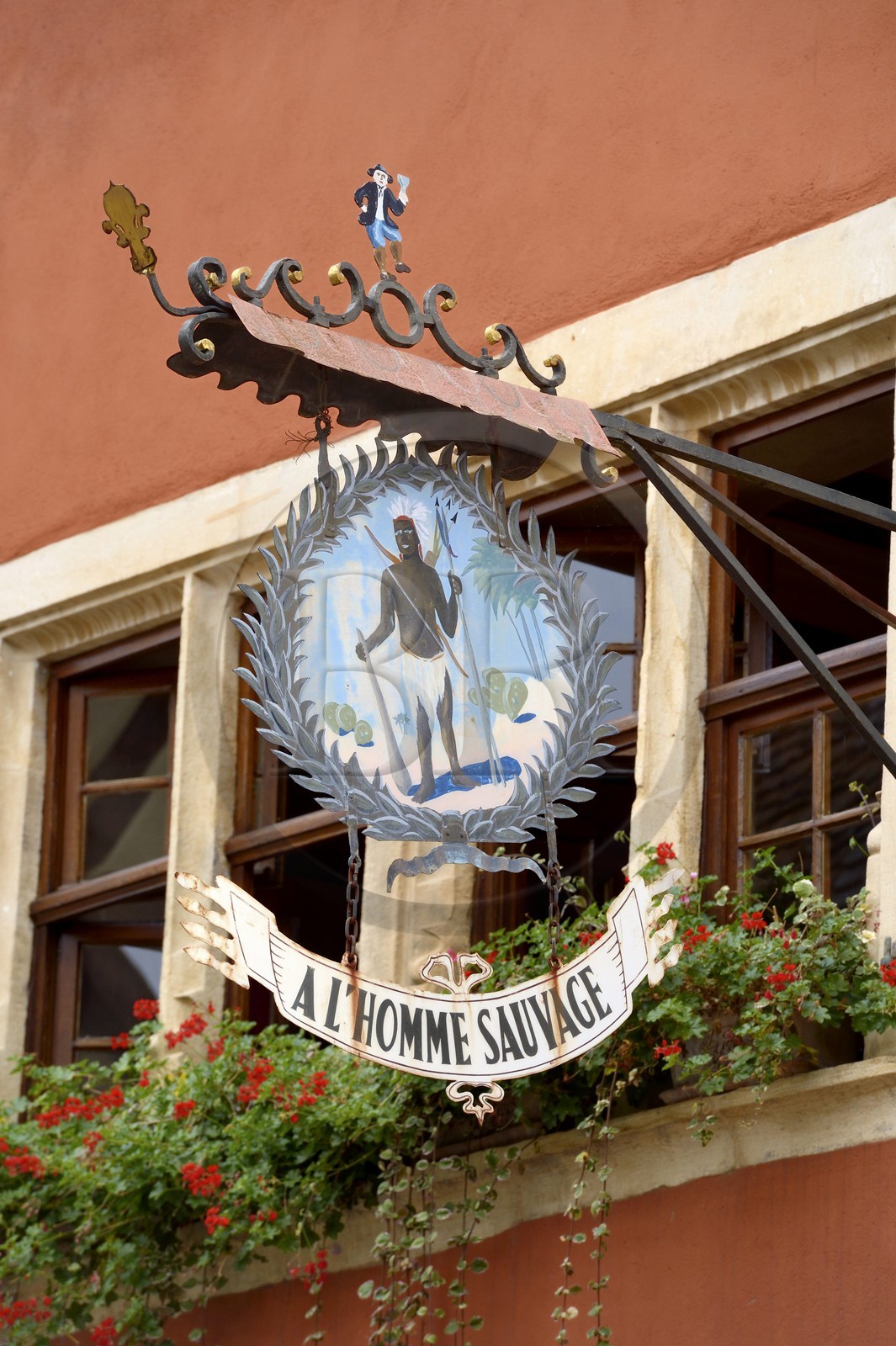 France, Haut-Rhin (68), Route des Vins d'Alsace, Turckheim, enseigne de l'Auberge à l'homme sauvage (XVIIème siècle) dans Grand-Rue