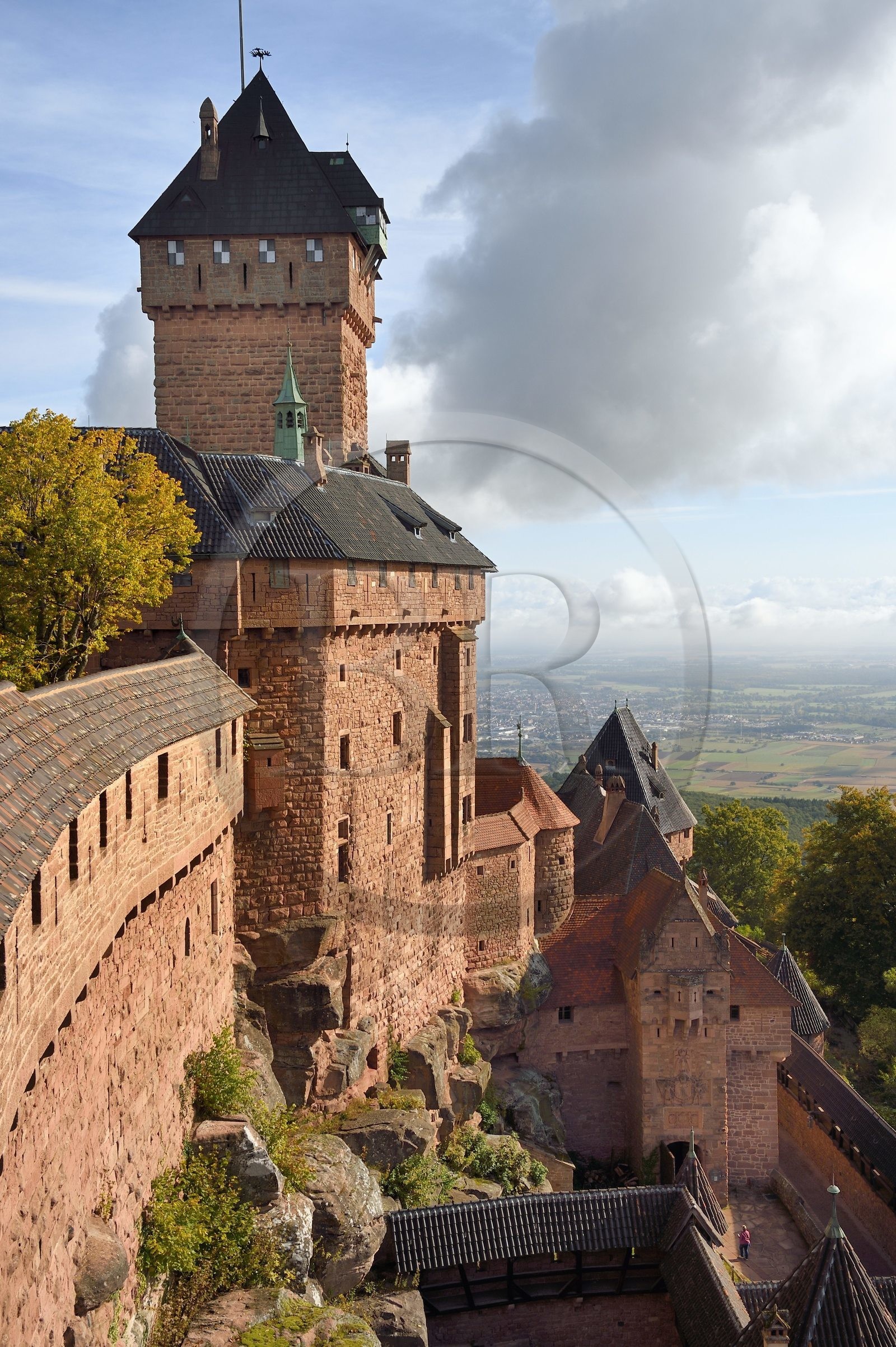 France, Bas-Rhin (67), Orschwiller, le chateau du Haut-Koenigsbourg et la plaine d'Alsace en arrière plan