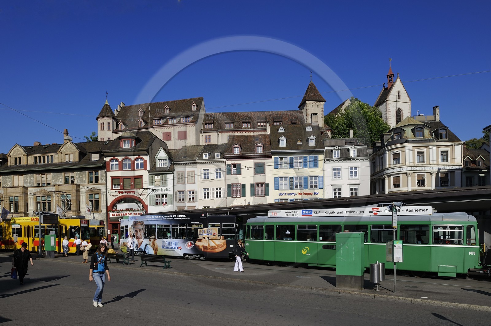 Suisse, Bâle, tram sur la Barfüsserplatz dominée par l'église Leonhards