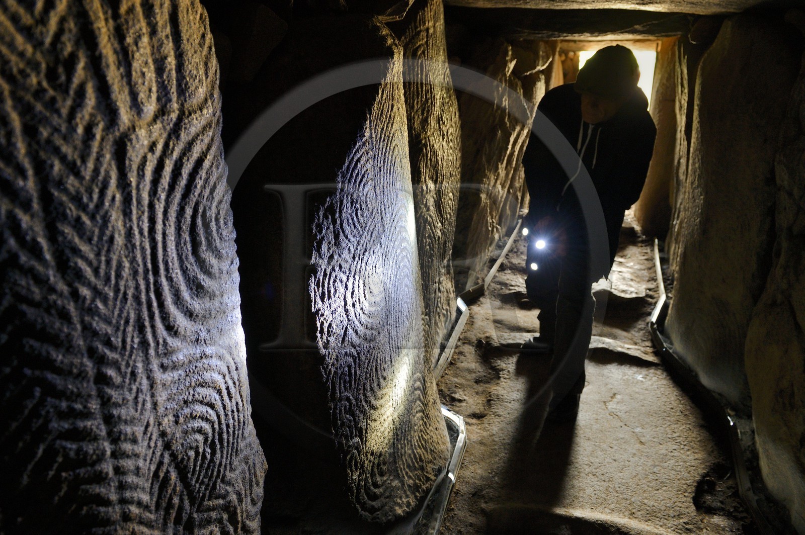 France, Morbihan (56), Golfe du Morbihan, galerie couverte entièrement gravée du Cairn de Gavrinis 3500 avant JC