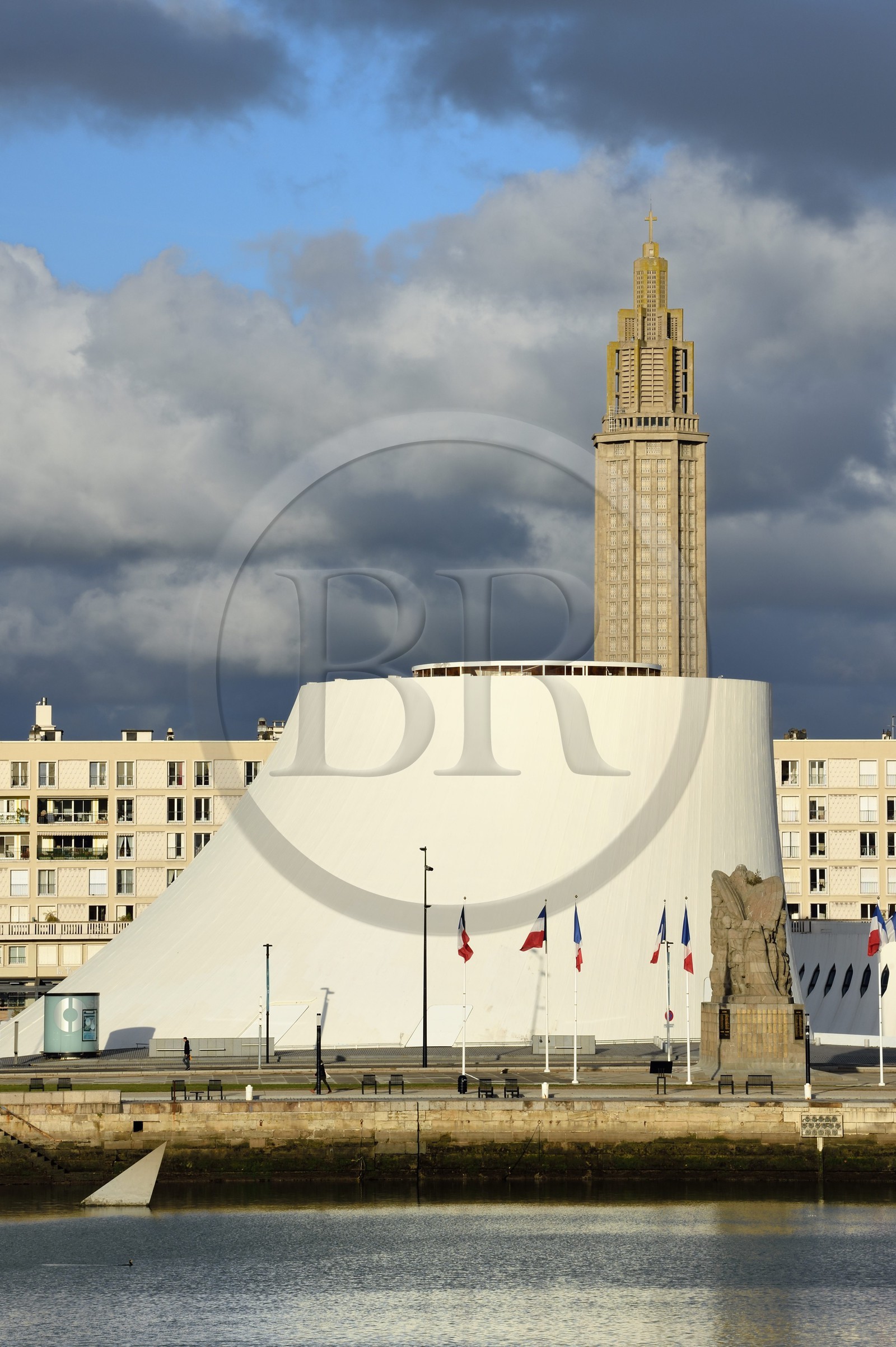 France, Seine-Maritime (76), Le Havre, Centre-ville reconstruit du Havre par Auguste Perret classé Patrimoine Mondial de l'UNESCO, immeubles Perret autour du Bassin du Commerce, le Volcan réalisé par Oscar Niemeyer et la Tour Lanterne de l'église Saint-Joseph