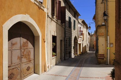 France, Gard (30), région du Pays d'Uzège, Saint-Quentin-la-Poterie, la Grand'Rue, les évacuations d'eau sont elles aussi en faïence
