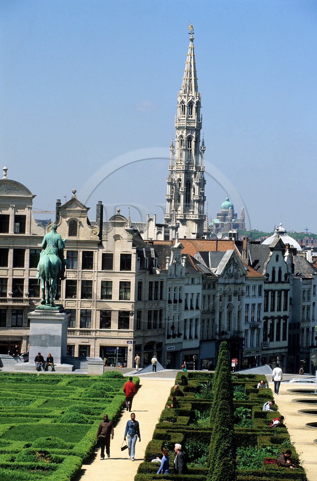 Belgique, Bruxelles, parc du Mont-des-Arts et le beffroi de l' hôtel-de-ville
