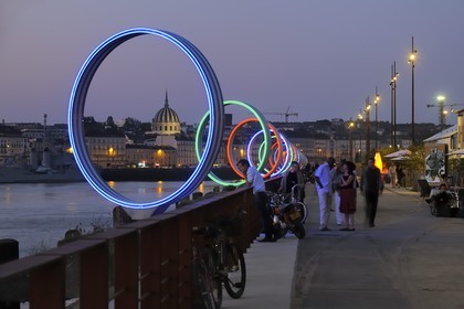 France, Loire-Atlantique (44), Nantes, l'Ile de Nantes, le Hangar à Bananes et les anneaux de Buren sur les quais de Loire
