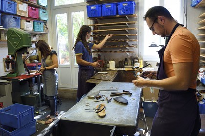 France, Var (83), Saint-Tropez, fabrication des Sandales Tropéziennes (les sandales Rondini)