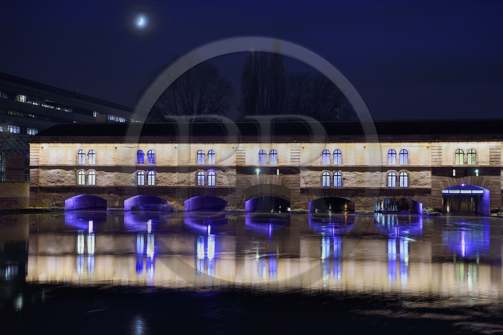France, Bas-Rhin (67), Strasbourg, vieille ville classée au Patrimoine Mondial de l'UNESCO, quartier de la Petite France, pont barrage Vauban sur l'Ill, illuminations le soir