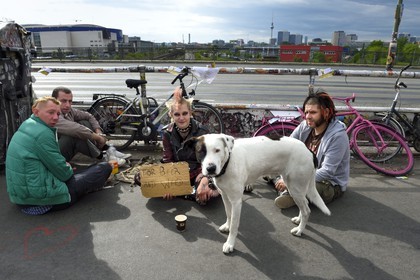 Allemagne, Berlin, chemin de fer de la station Warschauer Strasse, For beer and weed (Pour la bière et l'herbe)