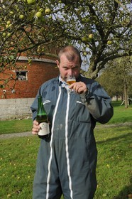France, Seine-Maritime (76), Bretteville-du-Grand-Caux, clos-masure qui abrite l'Ecomusée de la Pomme et du Cidre au sein de la ferme, Vincent Godefroy producteur de cidre