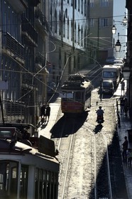Portugal, Lisbonne, quartier du Chiado, tramway de la ligne 28 dans la descente de la rua Cordon