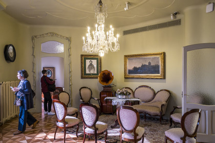 Espagne, Catalogne, Barcelone, quartier de l'Eixample, Passeig de Gracia, Pedrera ou Casa Mila (1905-1910) de l'architecte du modernisme catalan Antoni Gaudi, site classé au Patrimoine Mondial de l'UNESCO, le salon