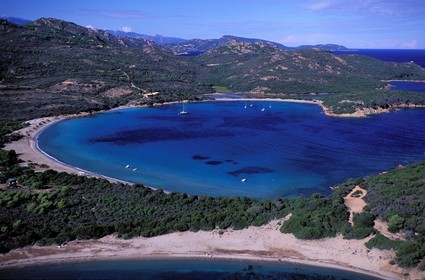 France, Corse-du-Sud (2A), la baie de Rondinara ourlée de sable blanc (vue aérienne)