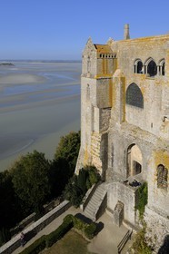 France, Manche (50), l'abbaye du Mont-Saint-Michel, classé Patrimoine Mondial de l'UNESCO, les batiments Nord (cloître, salle des Chevaliers) surplombant la baie à marée basse