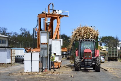 France, Ile de la Reunion, Saint-Louis, l'usine sucrière du Gol, arrivée des chargements de canne à sucre dans les cachalots (camions ou remorques), pesée et carottage du chargement