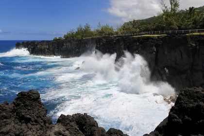 France, Ile de la Reunion, côte sud, Saint-Philippe, le Cap Méchant est situé le long d'une côte déchiquetée de roche volcanique frappée par la houle et typique de la région appelée Sud sauvage