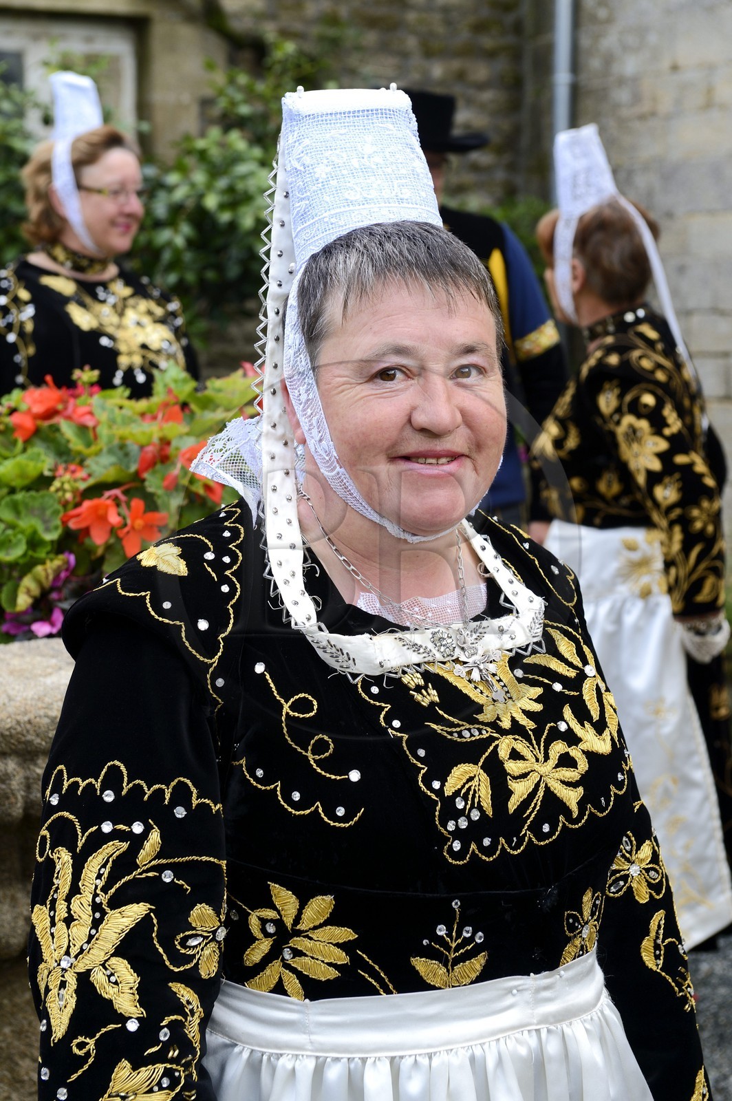 France, Finistère (29), Locronan, labellisé Les Plus Beaux Villages de France, la famille Louboutin en costumes traditionnels devant la ferme le matin de la procession de la petite Tromenie