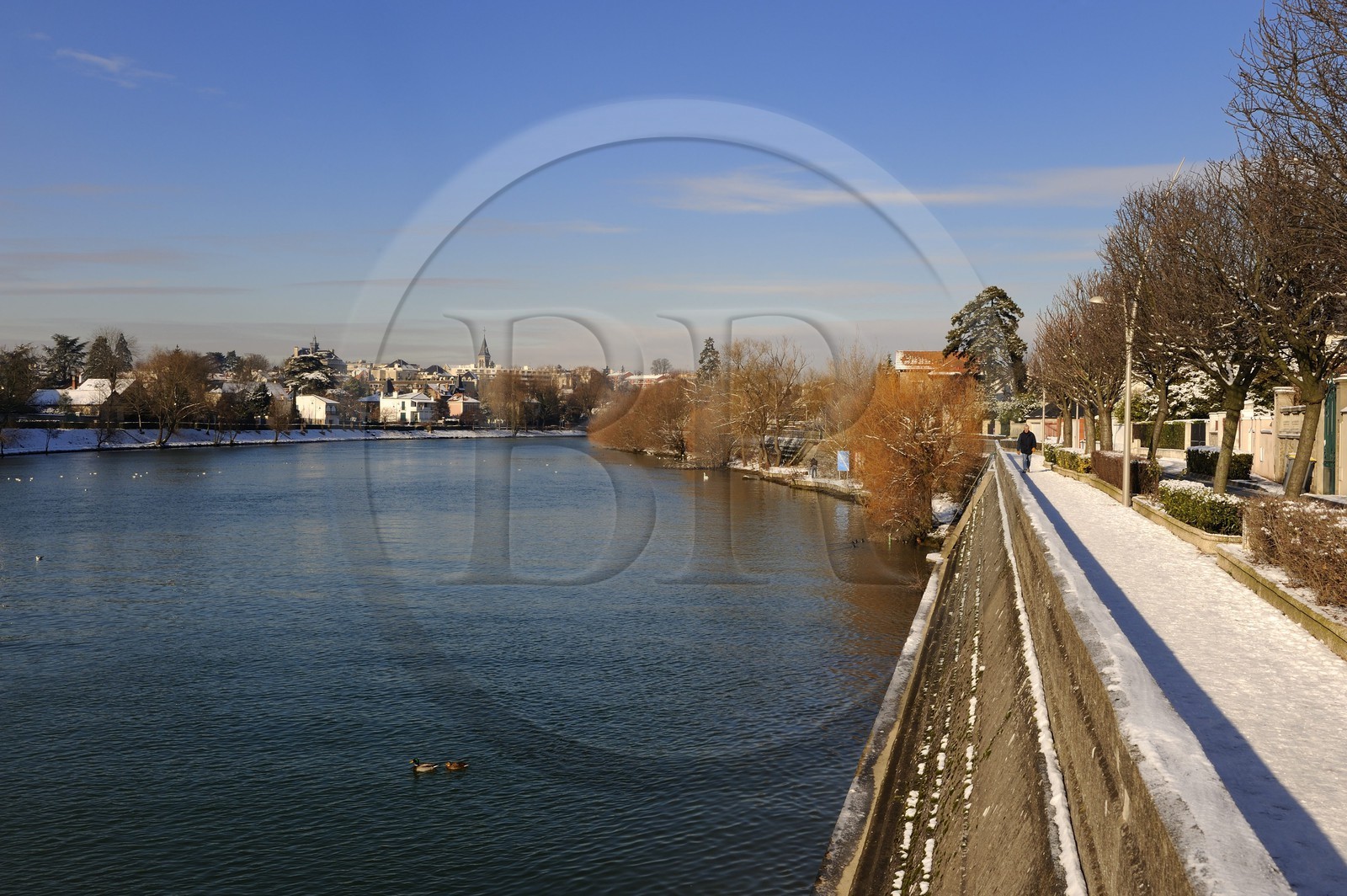 France, Val-de-Marne (94), les bords de Marne, l'église de Le Perreux-sur-Marne à gauche et les quais de Bry-sur-Marne à droite