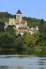 France, Val-d'Oise (95), le village de Vétheuil et son église Notre Dame peinte par Claude Monet dominant la Seine