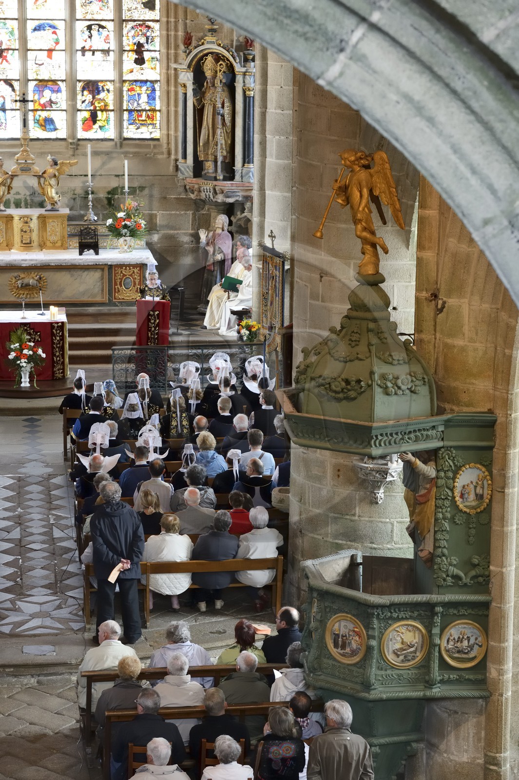 France, Finistère (29), Locronan, labellisé Les Plus Beaux Villages de France, église Saint-Ronan, cérémonie religieuse qui précède la procession de la Troménie