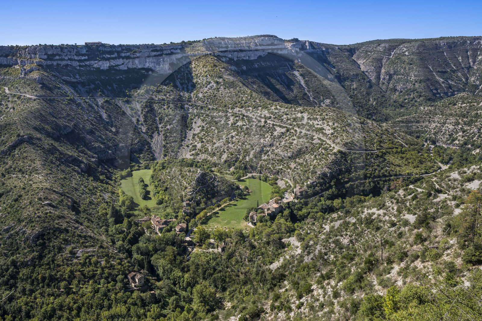 France, Hérault (34), les Causses et les Cévennes, paysage culturel de l'agro-pastoralisme méditerranéen inscrit au Patrimoine Mondial de l'UNESCO, Saint-Maurice-Navacelles, le Cirque de Navacelles avec le rocher de la Vierge entouré par un bras mort de la rivière La Vis, vue du coté belvédère de Blandas dans le Gard