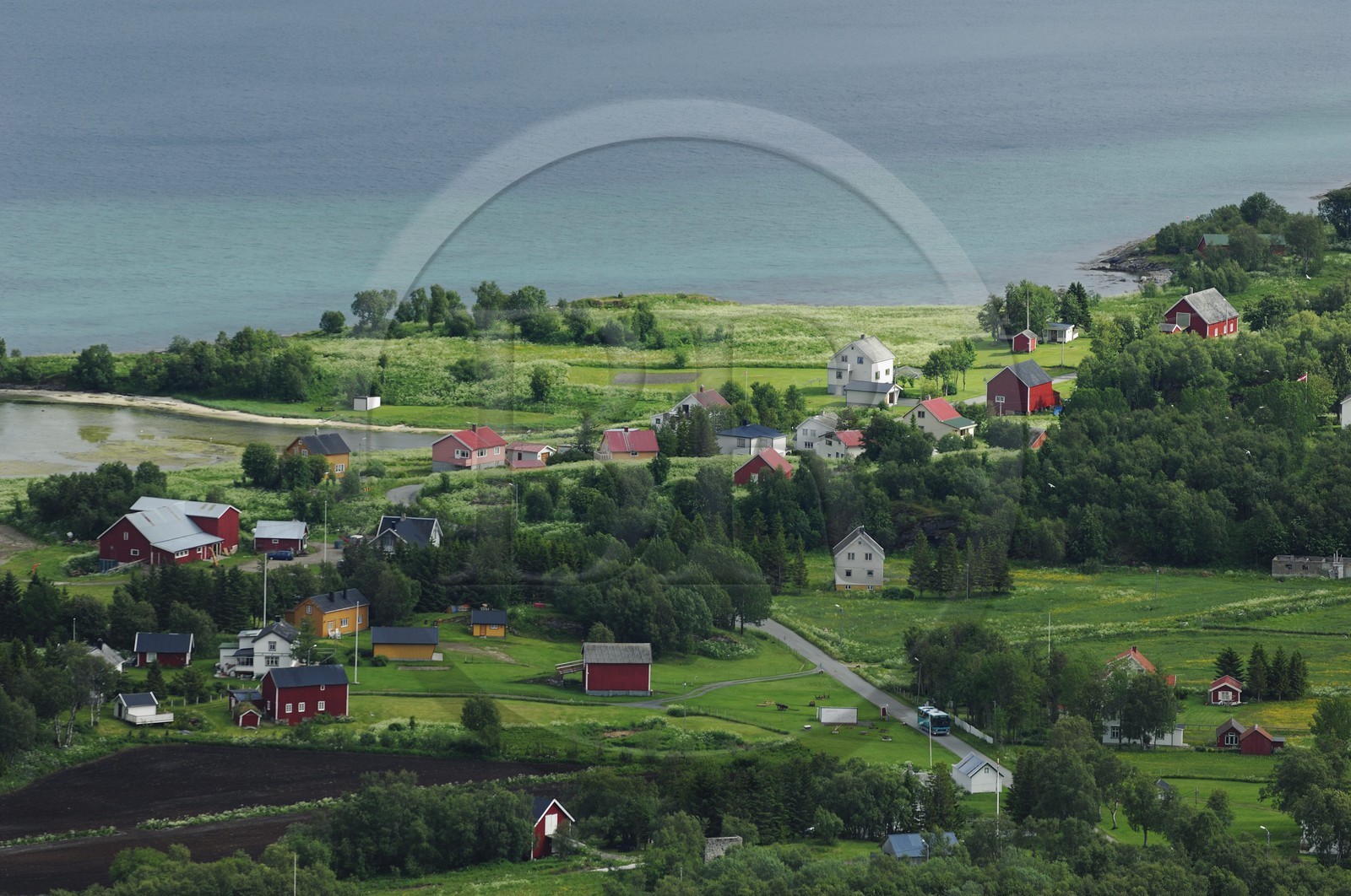 Norvège, Troms, habitations dans le Solbergfjorden au sud de Tromso (vue aérienne)