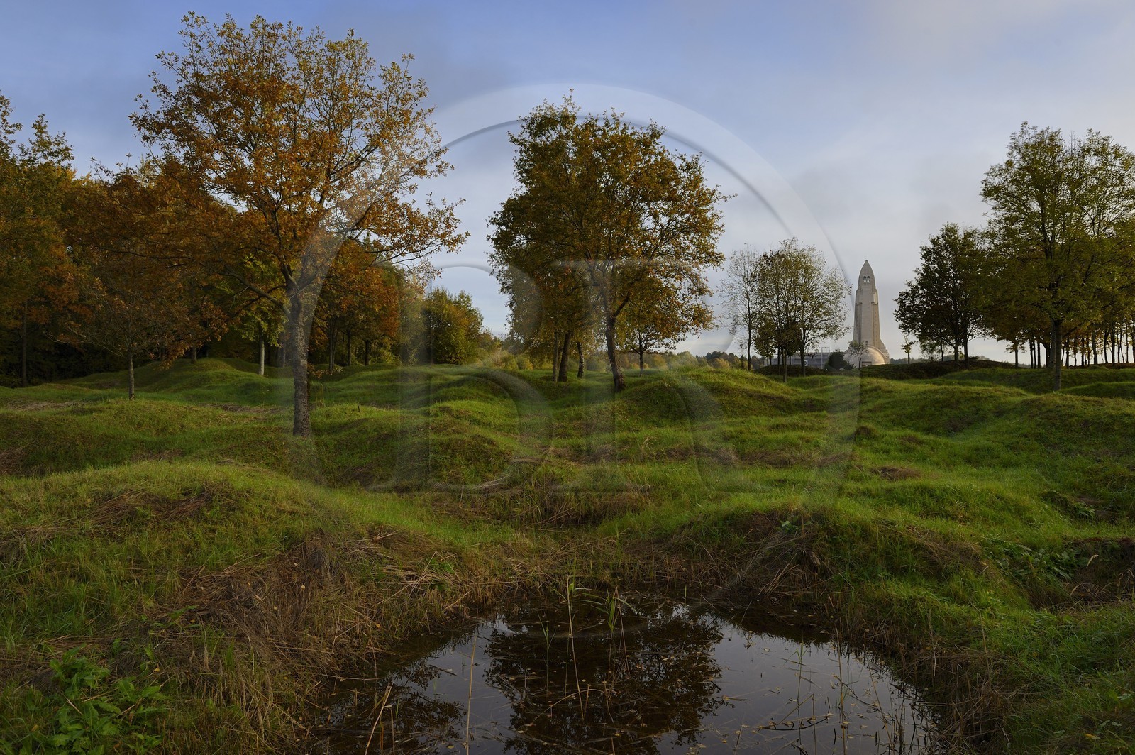 France, Meuse (55), Douaumont, paysage marqué par les trous d'obus encore un siècle après la bataille de Verdun, ouvrage de Thiaumont en bordure de l'ossuaire de Douaumont