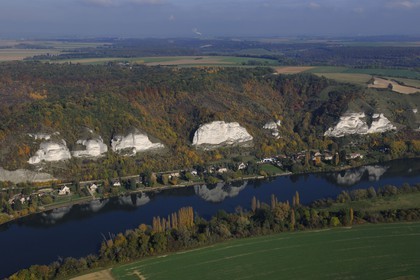 France, Eure (27), les falaises calcaires le long de la Seine en aval des Andelys (vue aérienne)