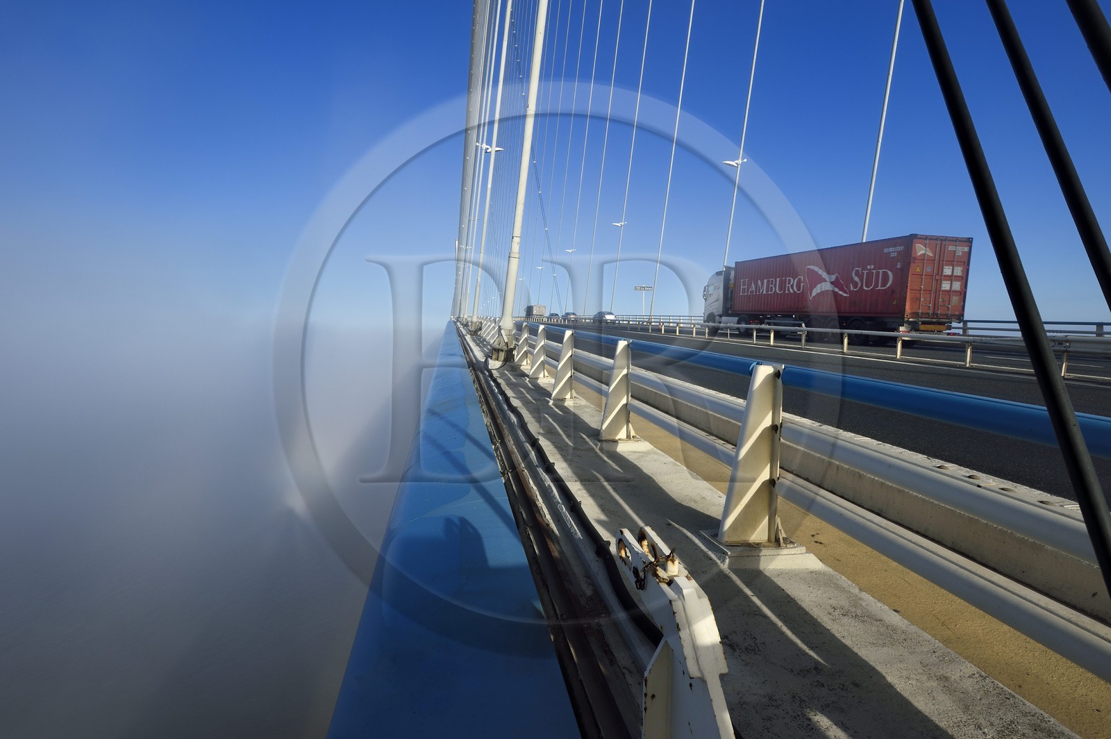 France, entre Calvados (14) et Seine-Maritime (76), le Pont de Normandie enjambe la Seine dans le brouillard