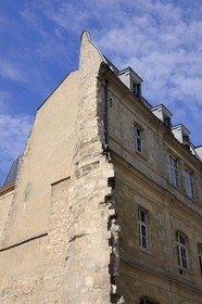 France, Paris (75), fragment d'une tour de l’enceinte de Philippe Auguste réintégrée dans un immeuble de la rue Charlemagne