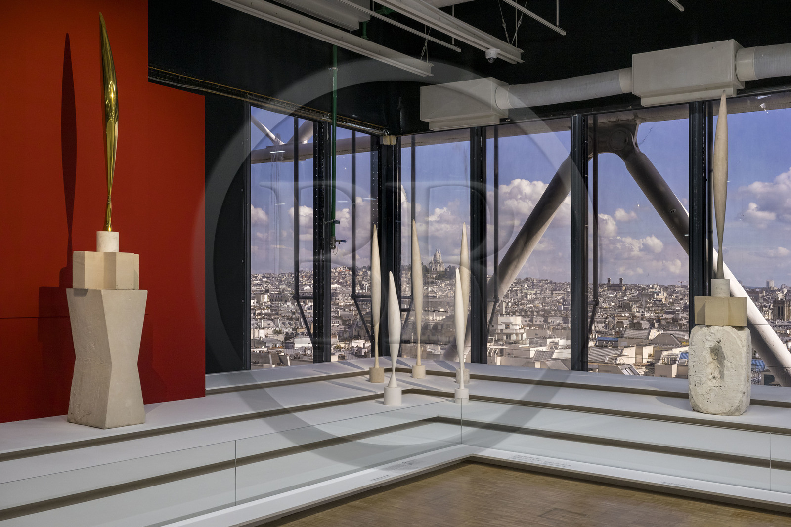 France, Paris (75), quartier des Halles, le Centre Pompidou aussi apellé Beaubourg, Musée National d'Art Moderne (MNAM), exposition retrospective Brancusi, L'Envol, sculptures de la série des Oiseaux dans l'Espace, en arrière plan la basilique du Sacré-Coeur sur la butte Montmartre