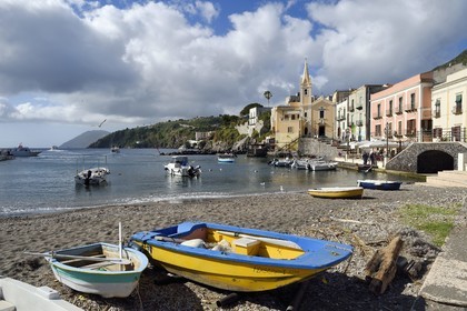 Italie, Sicile, iles Eoliennes, classées Patrimoine Mondial de l'UNESCO, Ile de Lipari, Lipari, le port de pêche de Marina Corta et l'église San Giuseppe