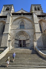France, Haute-Loire (43), Parc naturel régional Livradois-Forez, abbaye de La Chaise-Dieu, la façade occidentale de l’église abbatiale Saint-Robert