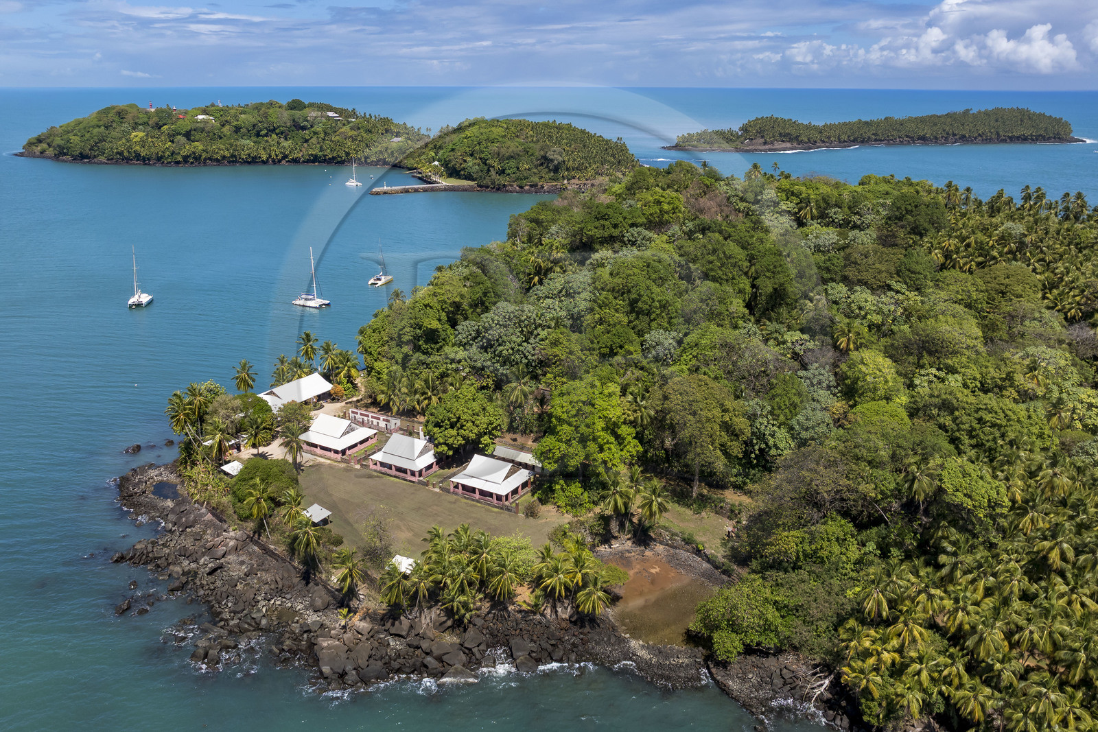 France, Guyane, Kourou, Iles du Salut, l'Ile Saint-Joseph qui abritait le bagne consacré à la réclusion cellulaire, l'Ile Royale à gauche et l'Ile du Diable à droite en arrière plan (vue aérienne)