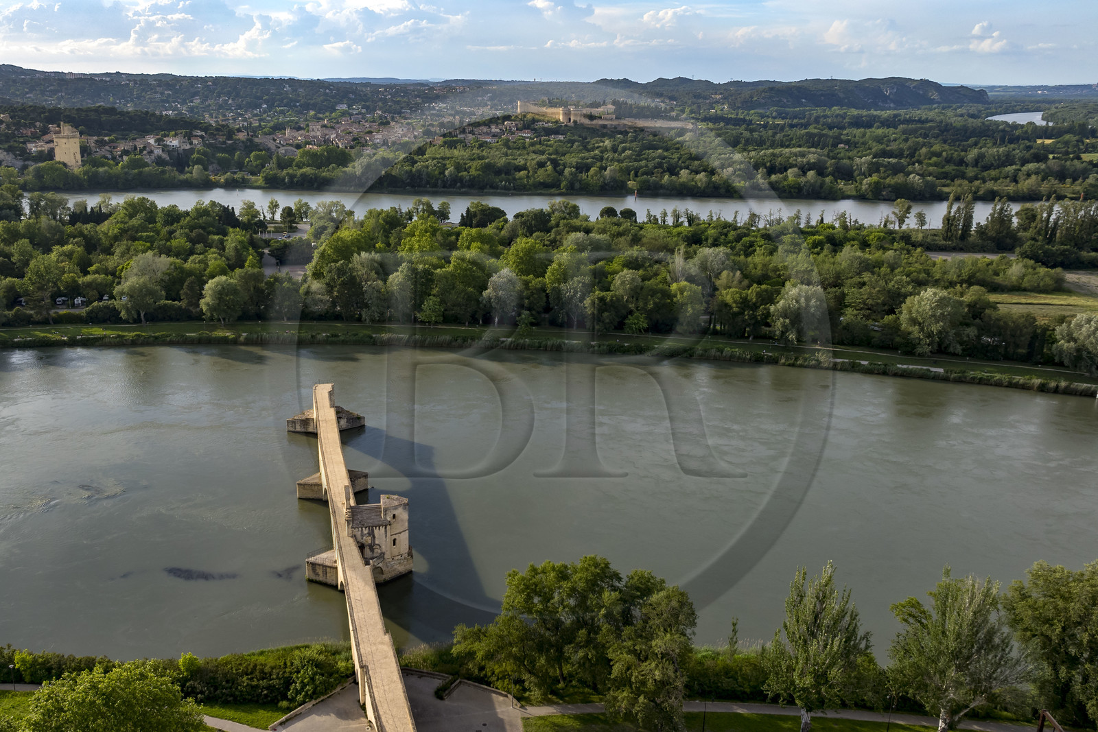 France, Vaucluse (84), Avignon, le pont Saint-Bénézet (pont d'Avignon) et l'Ile de la Barthelasse entre les deux bras du Rhône, la Tour Philippe-le-Bel et le Fort Saint-André à Villeneuve-lès-Avignon en arrière plan (vue aérienne)