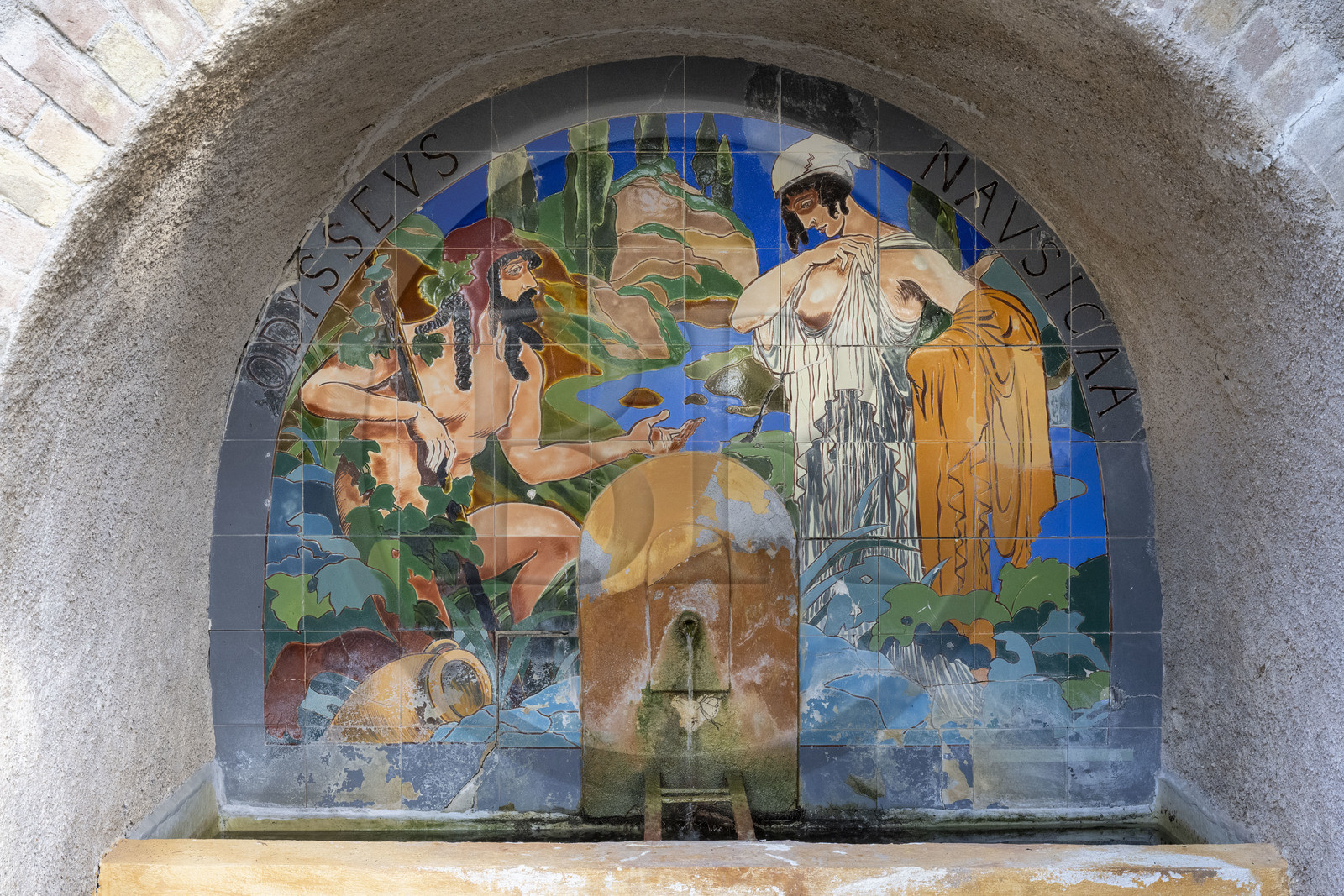 France, Alpes-Maritimes (06), Menton, Domaine des Colombieres, oeuvre en céramique nourrit de références antiques d'une fontaine par Ferdinand Bac