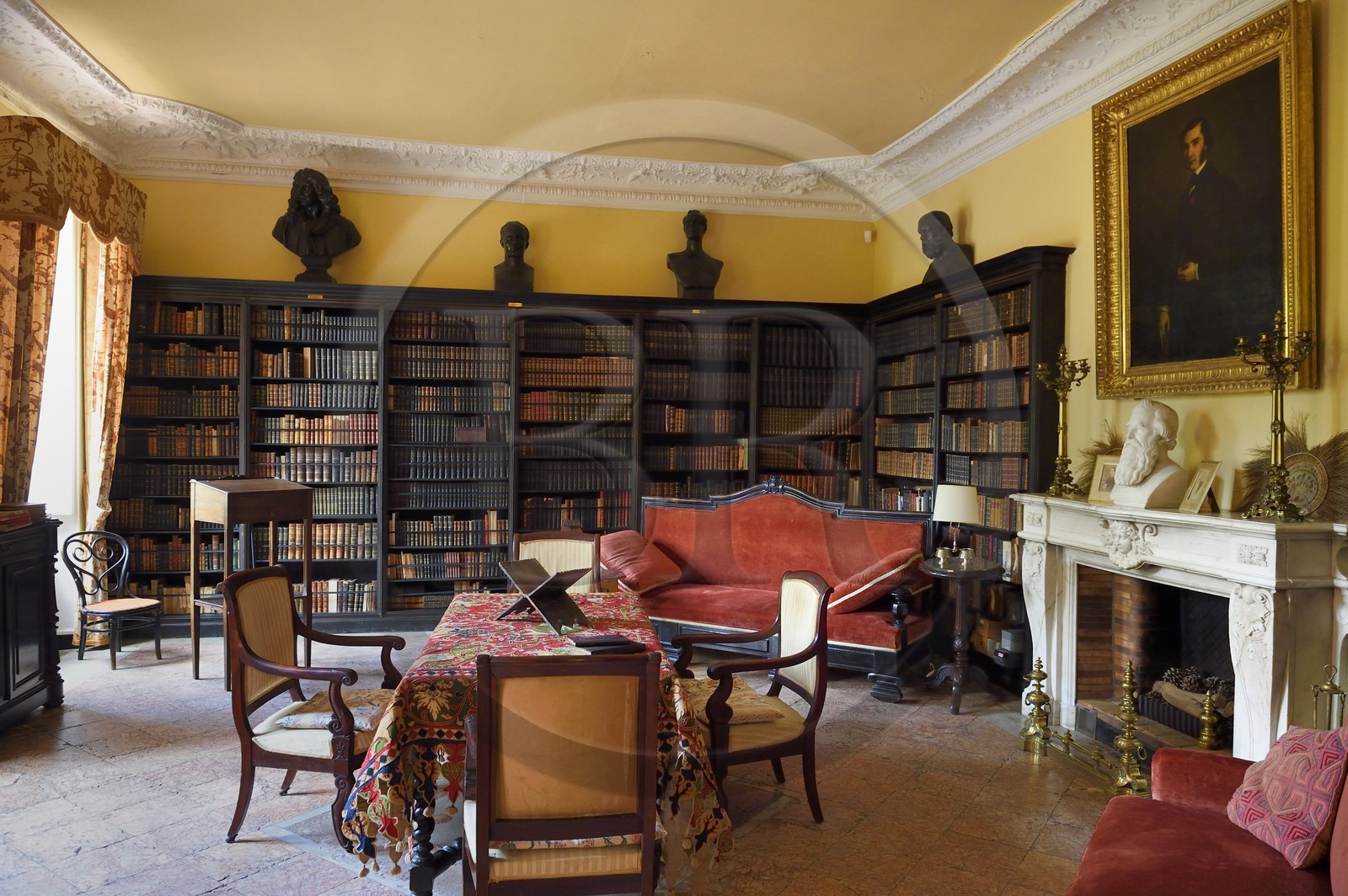 France, Var (83), Saint-Tropez, Chateau de La Moutte, la bibliothèque contient plus de 4000 livres