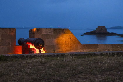 France, Ille-et-Vilaine (35), Côte d'Emeraude, Saint-Malo, canon sur les remparts au bastion de la Hollande et le fort de Petit Bé en arrière plan