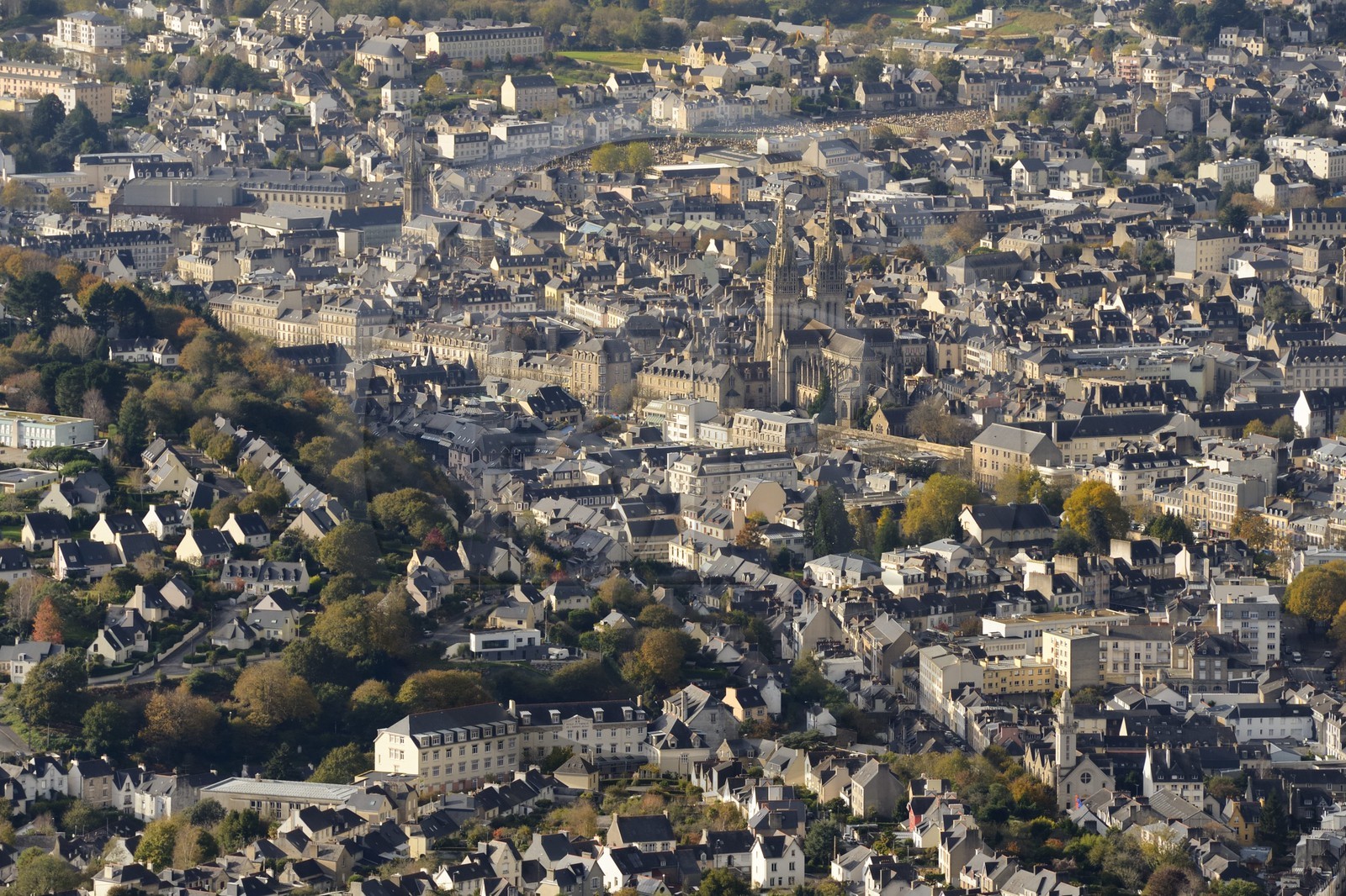 France, Finistère (29), Quimper, la cathédrale Saint-Corentin dans le centre ville et les quais de l'Odet (vue aérienne)