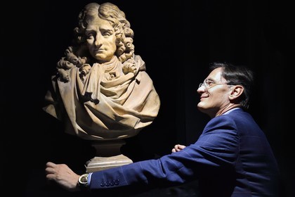 France, Aisne (02), Château-Thierry, Musée Jean de La Fontaine - Ville de Chateau-Thierry, Buste (platre patiné) de Jean de La Fontaine du sculpteur Louis Pierre Deseine, portrait du directeur du pole muséal Nicolas Rousseau