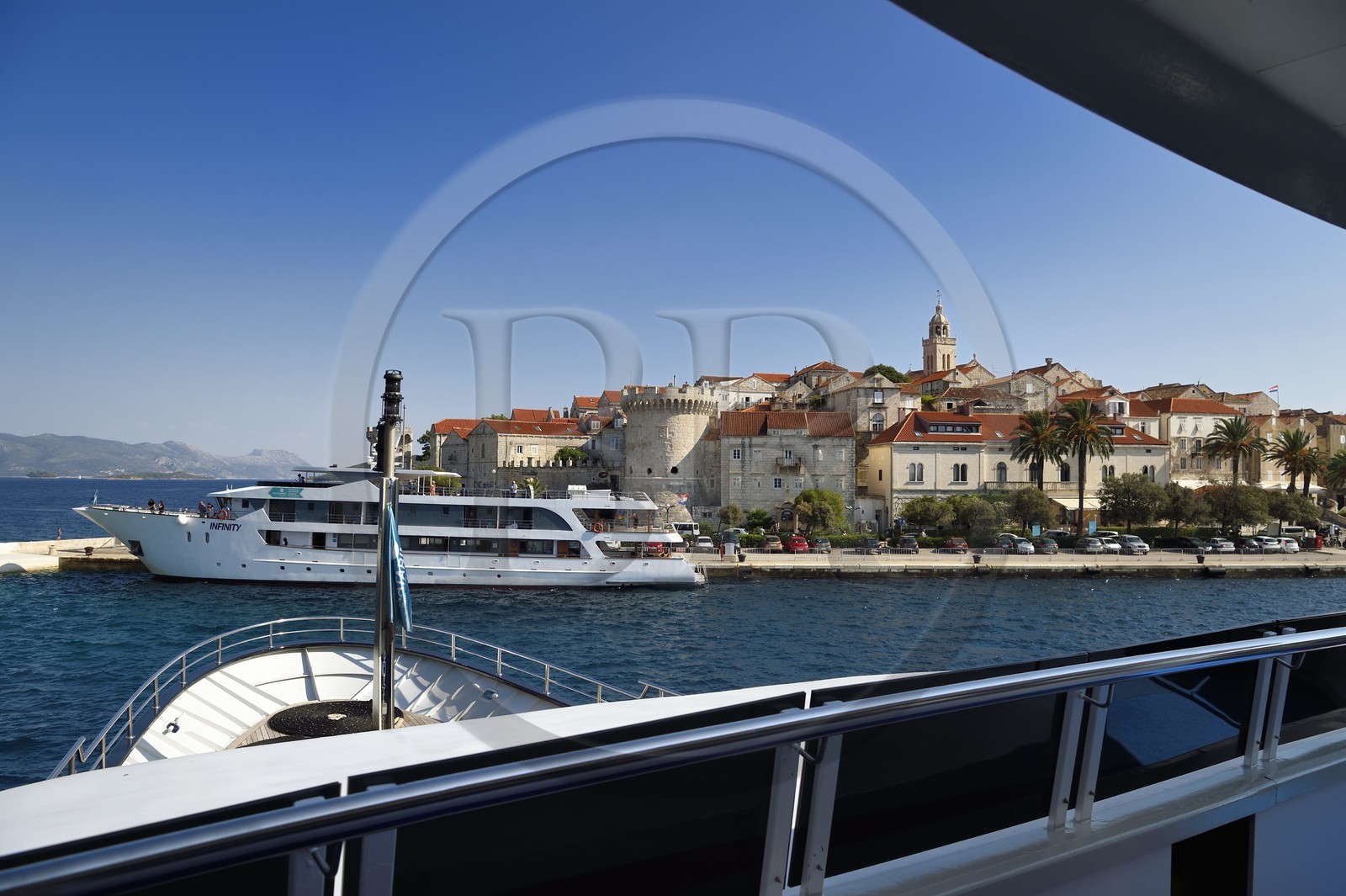 Croatie, Dalmatie, cote dalmate, Ile de Korcula, ville de Korcula, arrivée du bateau au port