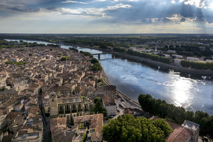 France, Bouches-du-Rhône (13), Arles, la vieille ville avec l'église Saint-Julien sur la rive gauche et le quartier deTrinquetaille sur la rive droite du Rhone (vue aérienne)
