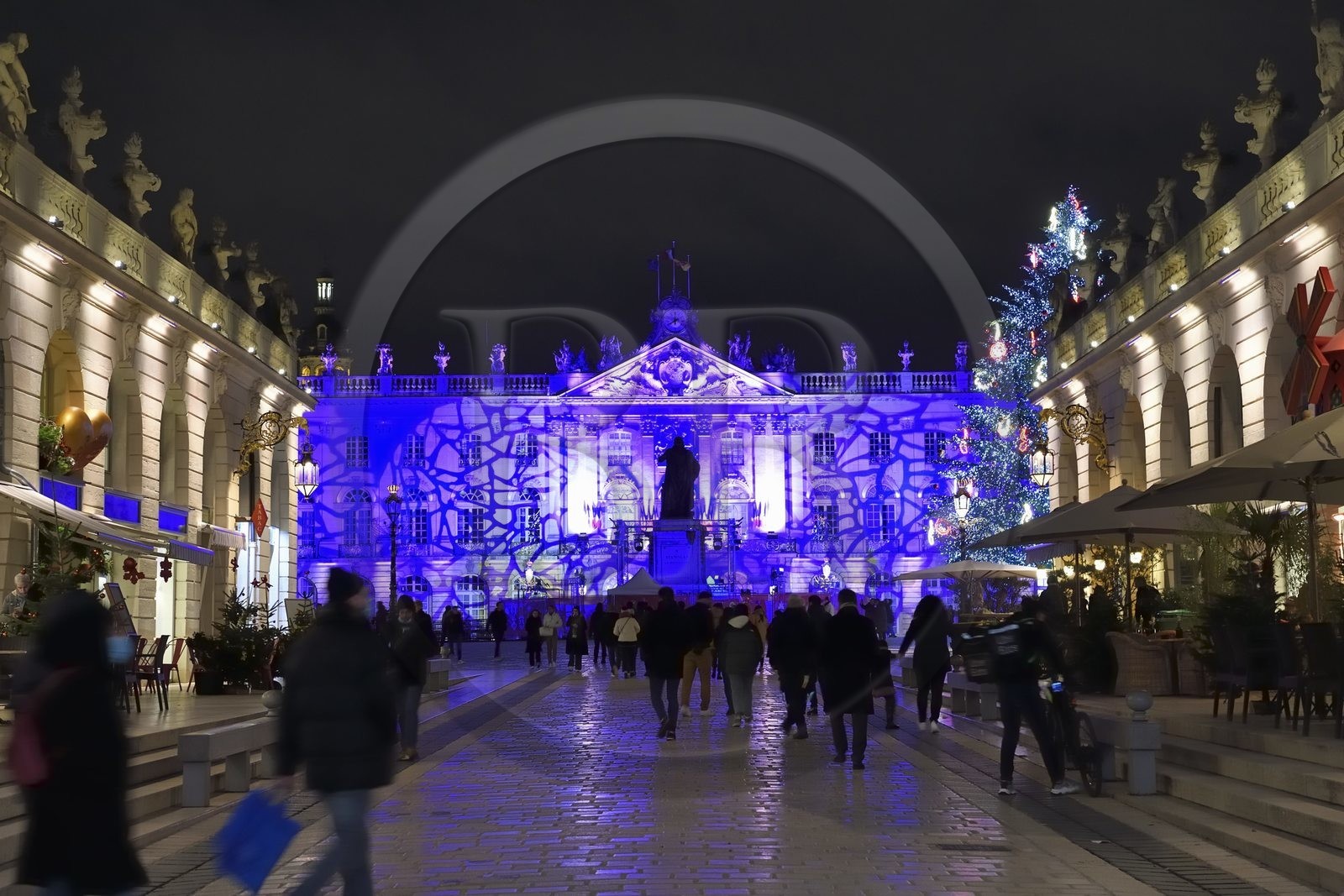 France, Meurthe-et-Moselle (54), Nancy, place Stanislas (ancienne Place Royale) lors de la fête de la Saint-Nicolas, classée Patrimoine Mondial de l'UNESCO, le grand sapin de Noël décoré et l'Hotel de ville en arrière plan