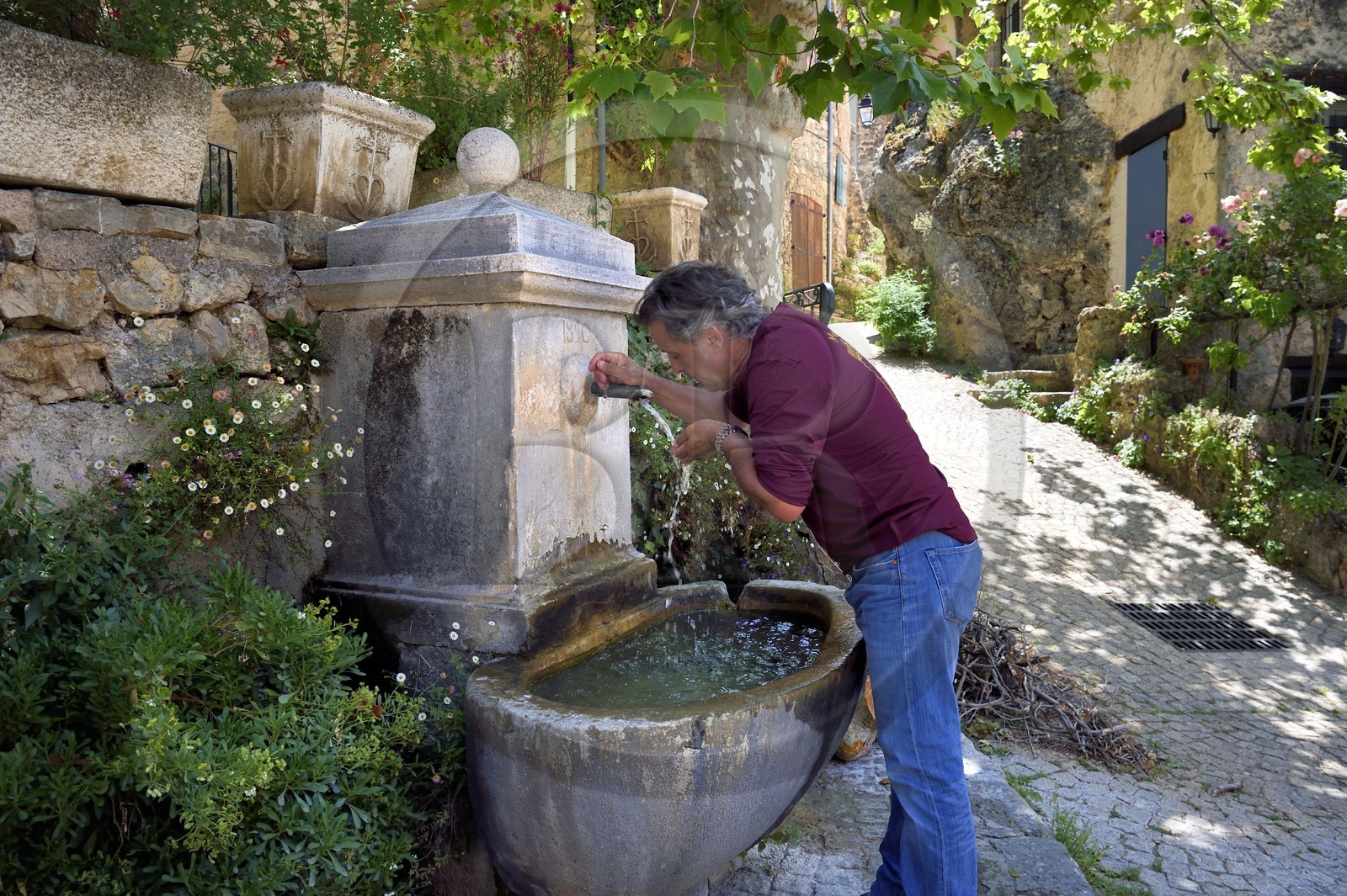 France, Var (83), La Dracénie, village de Tourtour, labellisé Les Plus Beaux Villages de France, le maitre moulinier Jean-Marc Simon boit à la fontaine
