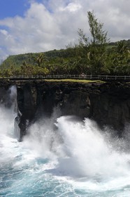 France, Ile de la Reunion, côte sud, Saint-Philippe, le Cap Méchant est situé le long d'une côte déchiquetée de roche volcanique frappée par la houle et typique de la région appelée Sud sauvage
