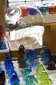 France, Moselle (57), Meisenthal, Centre international d’Art verrier (CIAV), bases de photophores qui vont être coupés et taillés