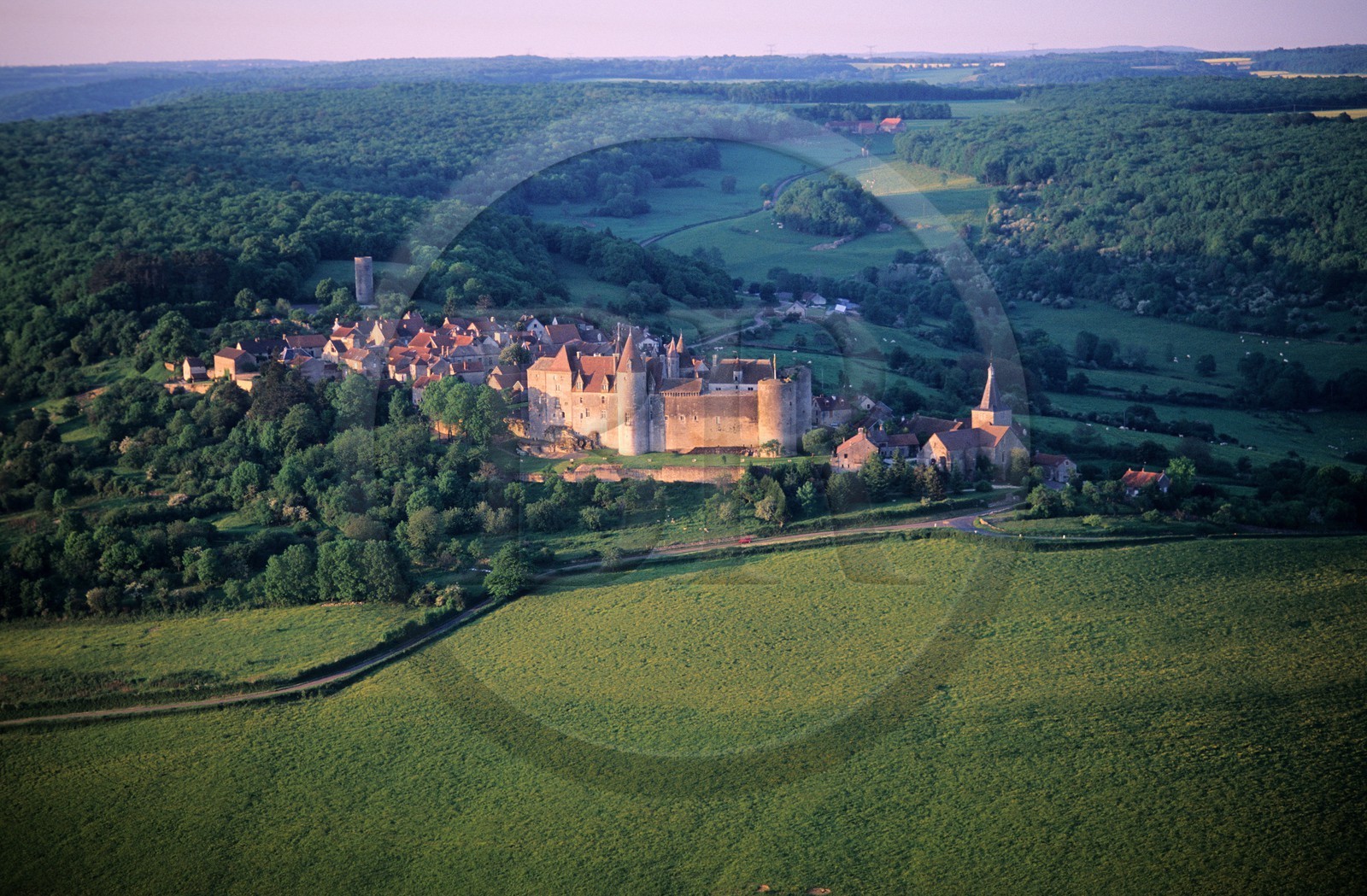 France, Côte-d'Or (21), Châteauneuf-en-Auxois, le village et le château (vue aérienne)