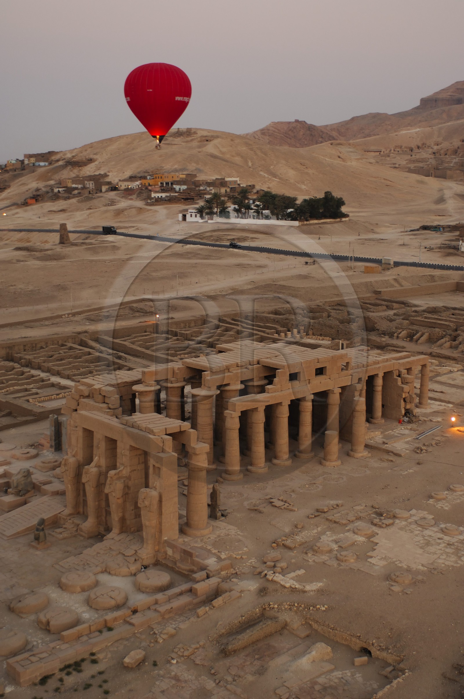 Egypte, Haute Egypte, vallée du Nil, environs de Louxor, nécropole thébaine classée Patrimoine Mondial de l'UNESCO, Thèbes Ouest, mongolfière survolant le temple de Ramesseum (vue aérienne)