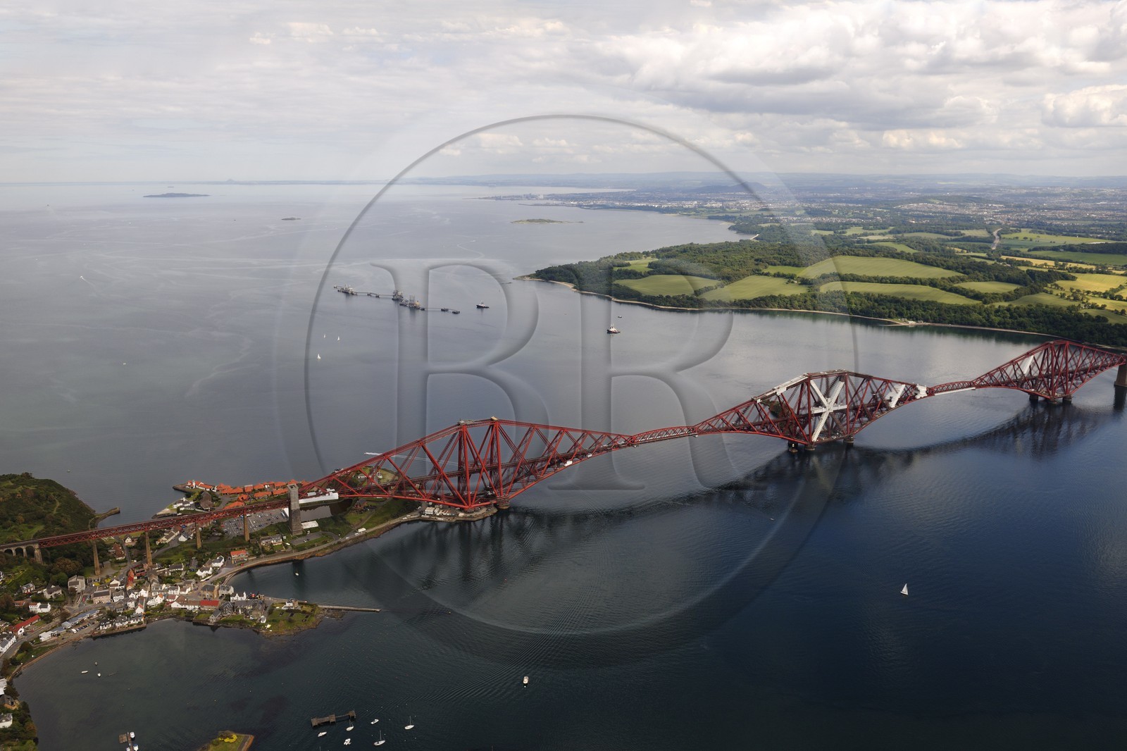 Royaume-Uni, Ecosse, Firth of Forth, Forth Railway Bridge (pont ferroviaire de Forth), North Queensferry au premier plan et Edimbourg en arrière plan (vue aérienne)